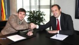 Lionel Messi 2018-ig hosszabbított a Barcelonával 