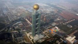 Felhőkarcolót építettek a falu közepére