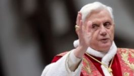 Félig vak, alig hall és le is fogyott a pápa