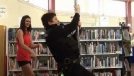 Rúdtánccal toboroz új látogatókat egy skót könyvtár