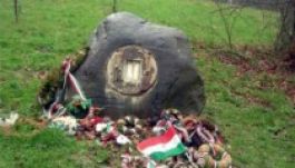 Meggyalázták Wass Albert marosvécsi síremlékét