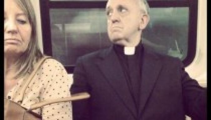 Ferenc pápa nagy focidrukker és szeret buszozni