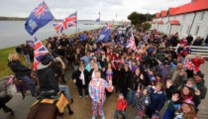 A falklandiak brit fennhatóság alatt maradnak