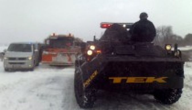 Osztrák hókotrók és a TEK harci kocsijai dolgoznak az M1-esen