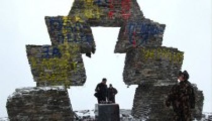 A KMKSZ bekamerázza a vereckei emlékművet