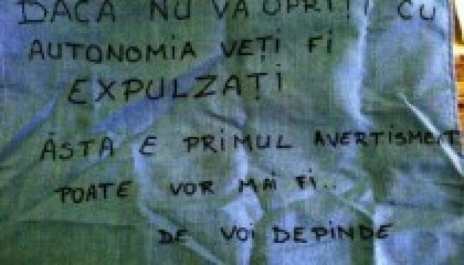 Fenyegető román felirat a zilahi RMDSZ-székházon