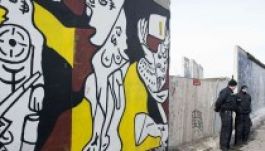 Tovább bontották a berlini fal leghosszabb megmaradt szakaszát