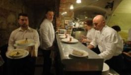 Etettek, kísértek, zenéltek, kosaraztak a színészek