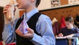 Leállítaná a kormány a tej-kifli programot