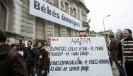 Újabb tüntetés Budapesten a Fidesz-székház előtt