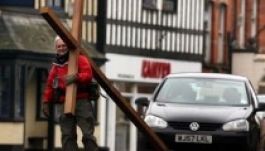 Huszonhat éve cipeli a keresztjét egy brit férfi