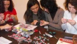 Egész délelőtt készültek a kokárdák Marosvásárhelyen