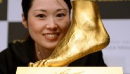 Borsos árat kérnek a japánok Messi aranyba öntött ballábáért