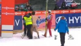 Meztelen drukker a sípályán