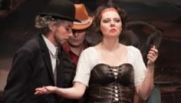 Nőnapi ajándék Gyergyószentmiklóson: ingyenes színházjegy hölgyeknek