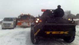 Osztrák hókotrók és a TEK harci kocsijai dolgoznak az M1-esen