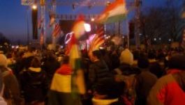 Jobbikos meccsnézés: büdös oláh, aki nem ugrik!