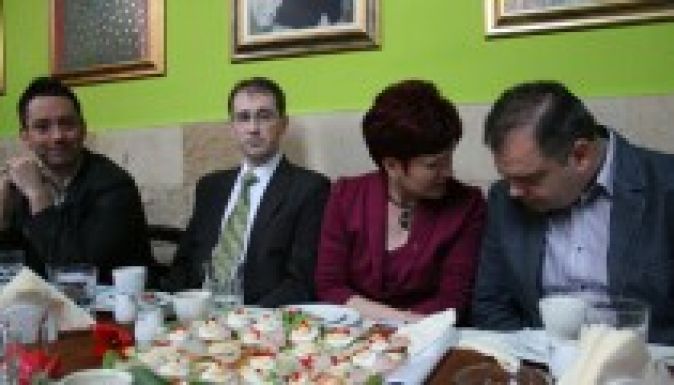 Többnyelvű városnév-obeliszkek Kolozsvár határában