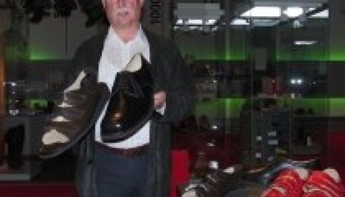 Méretre szabott lábbelit kap a 66-os lábú 17 éves venezuelai fiú