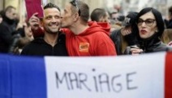 A francia parlament legalizálta a melegházasságot