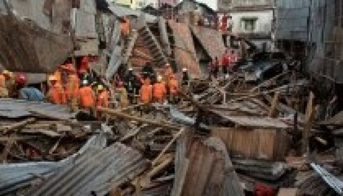 Összedőlt egy nyolcemeletes ház Dakkában