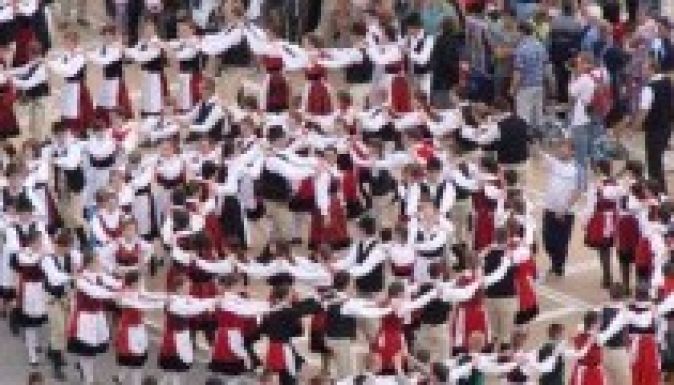 Elégedettebben élnek az erdélyi magyarok, mint a magyarországiak