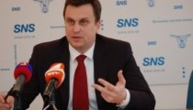 Brüsszel jobban aggasztja az SNS-t, mint a magyarok