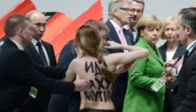 Merkel: aggasztó a német alapítványok oroszországi korlátozása