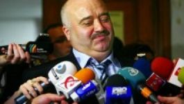 Egérút korrupt politikusok számára, törvénymódosítással