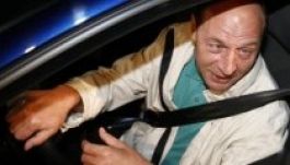 Koccant az autójával Traian Băsescu államfő