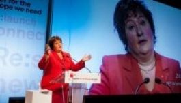 Gurmai Zita letérdelt Ion Iliescu előtt (VIDEÓ)