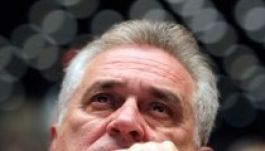 A szerb államfő „térden állva kér bocsánatot