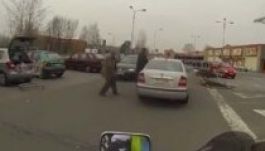 Ilyen egy villámgyors parkolói lopás (VIDEÓ)