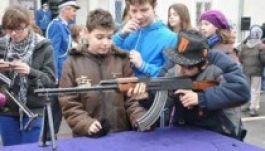 Iskola másként: gyorséttermben és fegyverrel a kézben