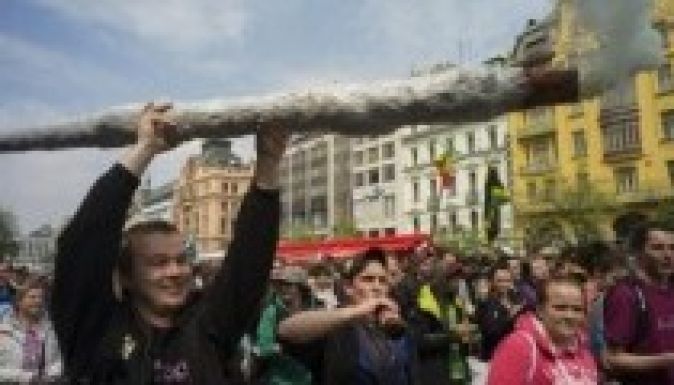 Többezres tüntetés Prágában a marihuána teljes legalizálásáért
