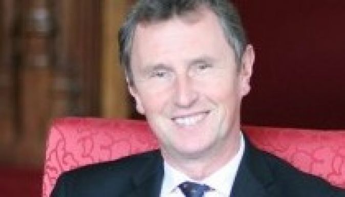 Nemi erőszak gyanújával őrizetbe vették a brit alsóház alelnökét