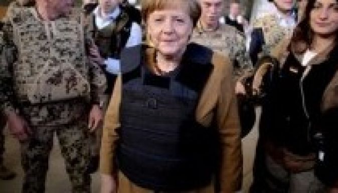 Golyóálló mellényt vett fel Angela Merkel kancellár