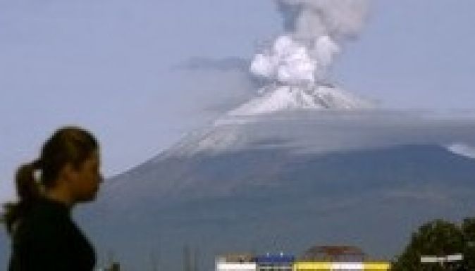 Hamufelhőt és köveket lövellt a magasba a Popocatépetl vulkán