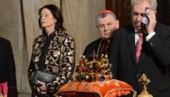 Részegen nézte meg a koronázási ékszereket Milos Zeman?