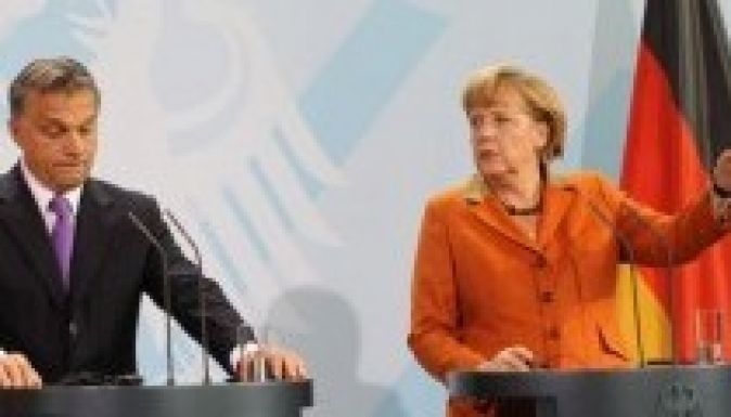Merkel: az EU-n belül tartva kell jó útra terelni Magyarországot