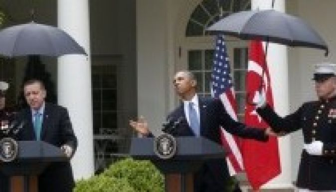 Nevetség tárgya lett az esőtől félő Barack Obama (GALÉRIÁVAL)