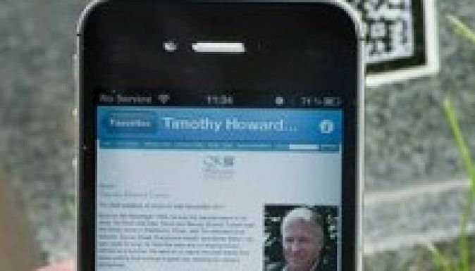 Kódjeladó az interaktív sírkövön