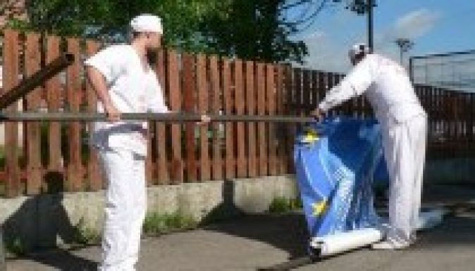 RMDSZ-kongresszus: tiltakozó molinóval várta Victor Pontát a RMOGYKE