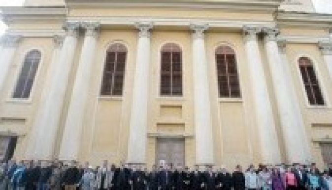 Élőlánccal védték a kolozsvári Kétágú templomot