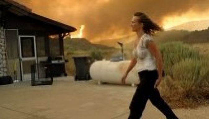 Erdőtűz miatt ezreket evakuálnak Dél-Kaliforniában