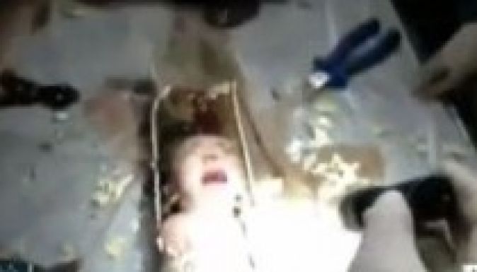 Örökbe fogadnák a vécécsőbe szorult babát