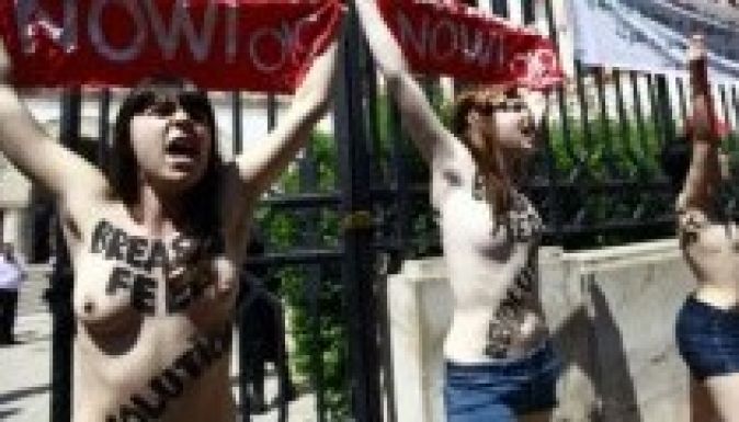 Tunéziában is félmeztelenül tiltakoztak a Femen aktivistái