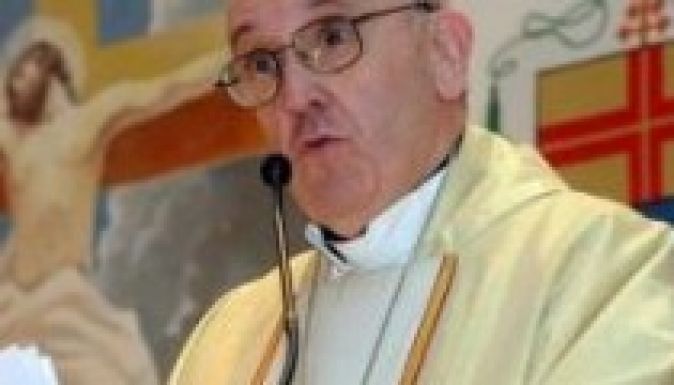 Ferenc pápa spórol, nem megy az Alpokba nyaralni