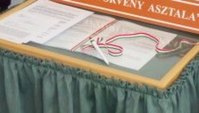 Ízekre szedi a magyar alkotmányt a Velencei Bizottság