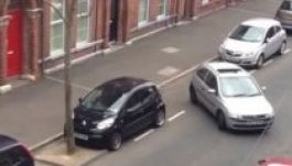 Világrekord: harminc percig parkolt egy belfasti nő (VIDEÓ)